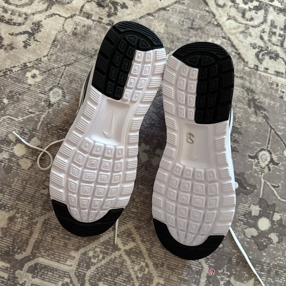 Nike White and Black air max nauxius - Picture 6 of 6